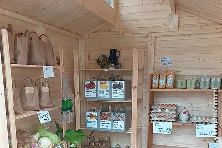 Blick in den Verkaufsraum des Hofladens mit Regalen
