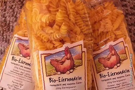 Nudelverpackungen mit Inhalt