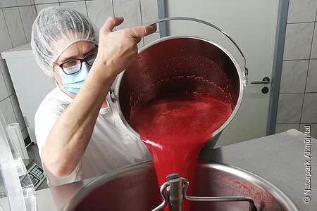 Saft für das Eis wird in Rührmaschine gefüllt