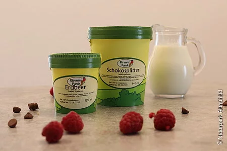 Zwei Eisbecher mit Bauernhofeis mit Himbeerdeko