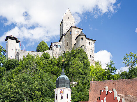 Blick auf Burg Kipfenberg und Kirche Mariä Himmelfahrt