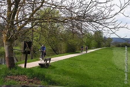 Zwei Radler am Kanal unterhalb von Mühlbach