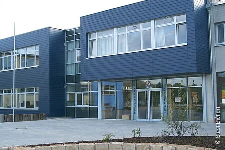 Pausenhof und Schuleingang