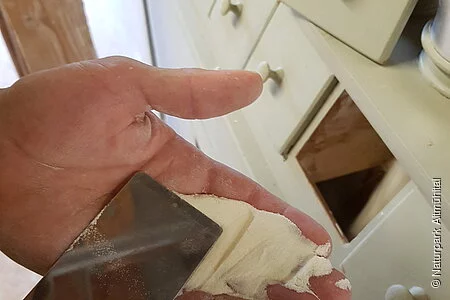 Prüfung des Mahlgrades Mehl in der Handfläche