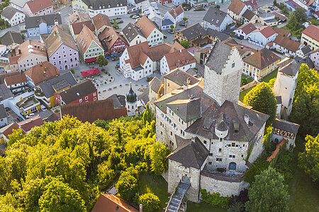 Blick auf Burg Kipfenberg und Marktplatz