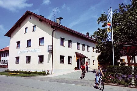 Aussenansicht Gasthaus Porschert mi Radfahrer