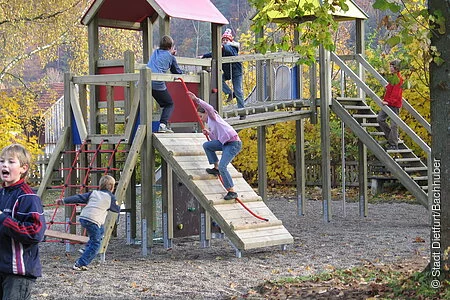 Spiel und Klettergerät mit Zwei Türmen, diversen Treppen, Brücke und Rutsche für Kinder