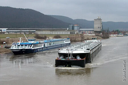 Zwei Güterschiffe auf dem Kanal mit Hafengebäude im Hintergrund