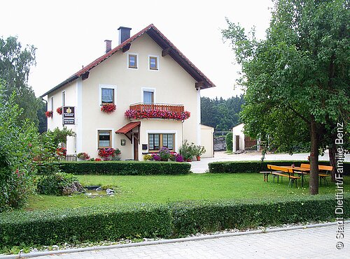 Gasthaus Waldschenke mit begrüntem Biergarten
