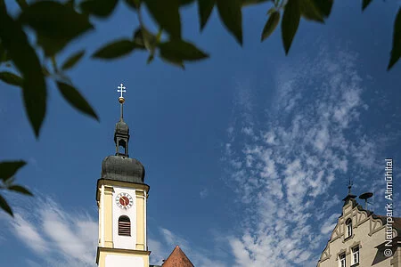 Die Ursprünge der Altmannsteiner Heilig-Kreuz-Kirche sind unbekannt, doch muss schon 1421 ein Kirchenbau bestanden haben, als das Messbenefizium gestiftet wurde. Das heutige Gotteshaus wurde 1763 geweiht und in den darauffolgenden Jahrhunderten immer wieder verändert. Religiöser und künstlerischer Mittelpunkt der Kirche ist das über dem Altar hängende Kruzifix von Ignaz Günther. Dieser bedeutendste Bildschnitzer des Mittel- und Spätrokoko wurde 1725 in Altmannstein geboren.