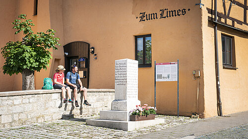 Max II.-Stein mit Limesinfotafel in Kipfenberg