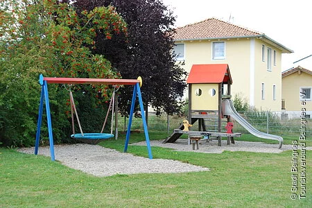 Schaukel und Rutsche im St. Ulrich-Kindergarten Kevenhüll