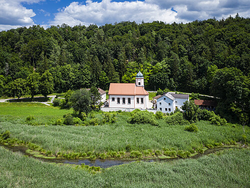 Blick auf Wallfahrtskirche Heilig Kreuz mit Schambach