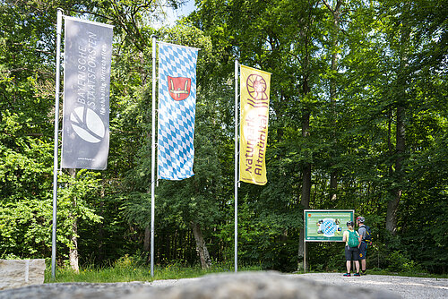 Geografischer Mittelpunkt Bayerns am Limesrad- und Wanderweg