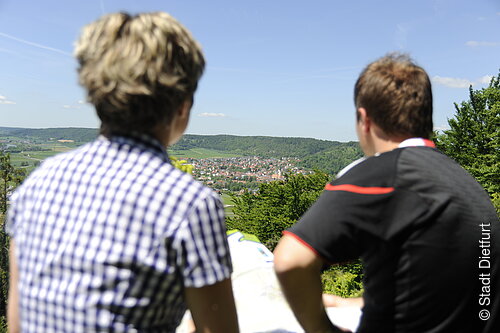 Zwei Wanderer schauen vom Schönblick aus auf Dietfurt.