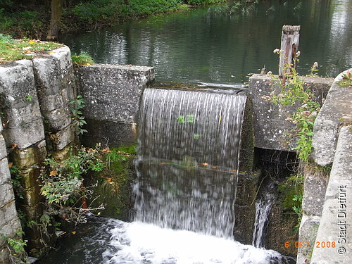 alte Staumauer mit kleinem Wasserfall