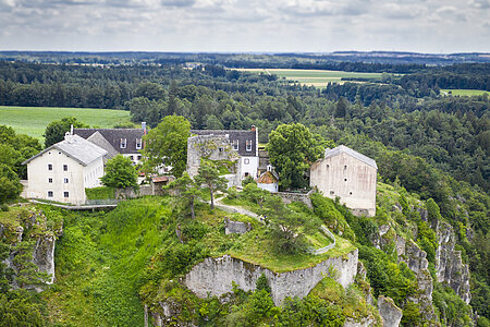 Gelände von Schloss Arnsberg und Burgruine mit Bergfried