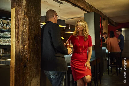 Gäste an der Kaiserbeck Bar