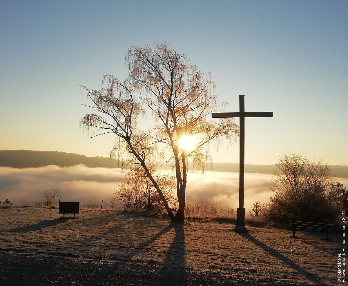 Kolpingkreuz am Lämmerberg über dem Nebelmeer