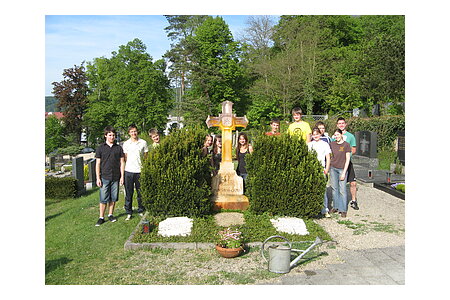 Die Kolpingjugend im ehrenamtlichen Einsatz, hier bei der Pflege des Priestergrabes am Kipfenberger Friedhof.