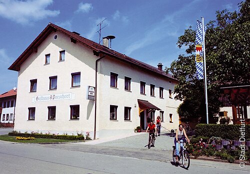 Aussenansicht Gasthaus Porschert mi Radfahrer