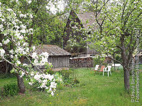 Es wurde am Ortsrand von Erasbach an der ehemaligen Obermühle aufgenommen. Es war in diesem Moment so ein friedlicher Ort, ich hätte gern auf einem dieser Stühle verweilt.