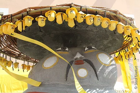 Zum Bayrisch-Chinesischen Sommer wird auch der Chinesenbrunnen geschmückt