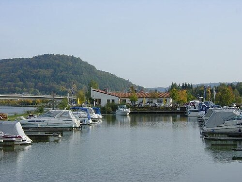 Motoryachtclub im Hafen