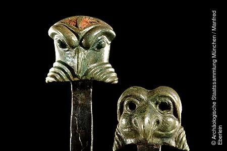 Die keltischen Achsnägel mit Raubvogelköpfen bilden die inoffiziellen Maskottchen des kelten römer museums manching. Oppidum von Manching, 2./1. Jh. v. Chr.