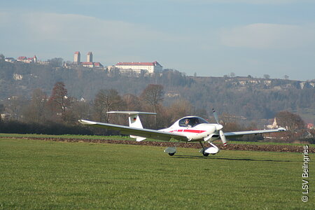 Flugzeug mit Schloss Hirschberg