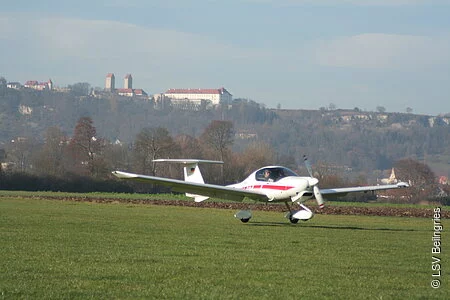 Flugzeug mit Schloss Hirschberg