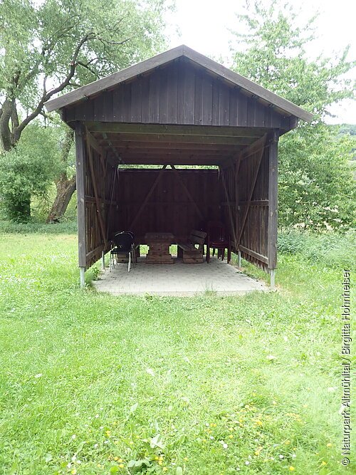 Die Schutzhütte auf dem Bootsrastplatz ist komplett aus Holz gebaut und steht auf einer gepflasterten Ebene, damit man bei einem Unwetter nicht zu nass wird.