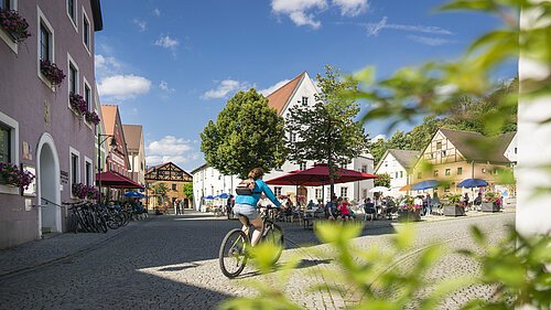 Radfahrer am Marktplatz in Kipfenberg
