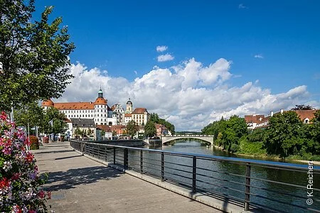 Neuburg an der Donau ist eine Große Kreisstadt und Sitz der Kreisverwaltung des oberbayerischen Landkreises Neuburg-Schrobenhausen.