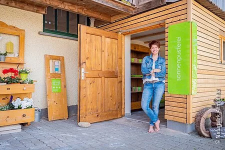 24 Stunden Verkaufshütte mit offener Tür und Person.