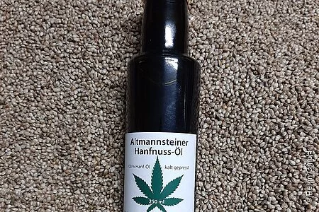 Flasche mit Hanföl