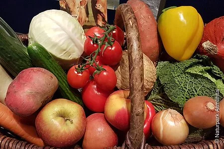 Korb mit verschiedenen Obst- und Gemüsearten