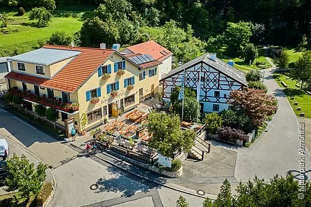 Der Gasthof mit seinen Gebäuden von oben ist zu sehen. Im Hintergrund ist fängt schon der Wald an.