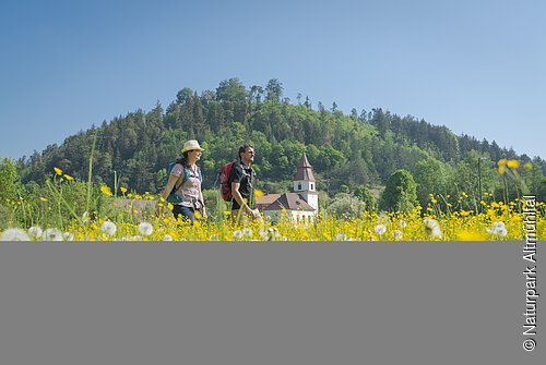 Wanderer vor der Kirche St. Nikolaus in Altdorf bei Titting