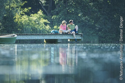 Wanderer am Kratzmühlsee bei Kinding