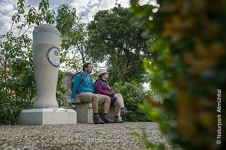 Wanderer im Garten der Brauerei Gutmann in Titting