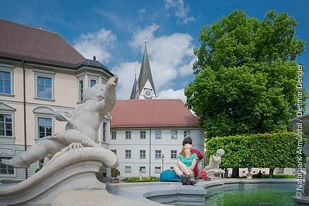 Wanderer am Residenzplatz in Eichstätt