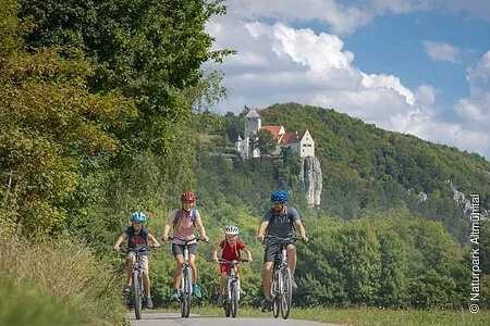 Radler unterhalb der Burg Prunn