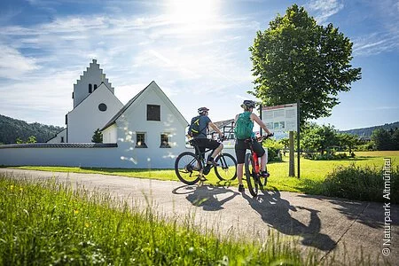 Radler vor Kirche in Böhming