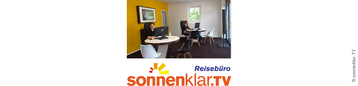 Auf dem Bild sieht man 2 Mitarbeiterinnen (Eva-Maria Matthes u. Louisa Englmeier) vom sonnenklar.TV Reisebüro an den Arbeitsplätzen. Unter dem Bild ist das Firmenlogo zu sehen.