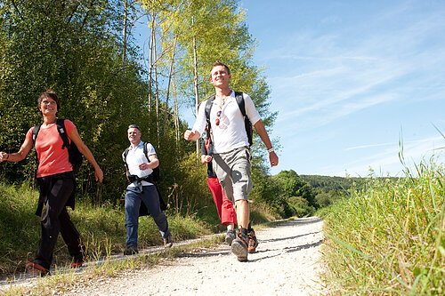 Drei Personen beim Wandern in Greding