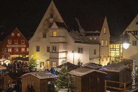 Weihnachtsbuden und Christbaum am Kipfenberger Marktplatz. Bürger- und Kulturzentrum Krone im Hintergrund