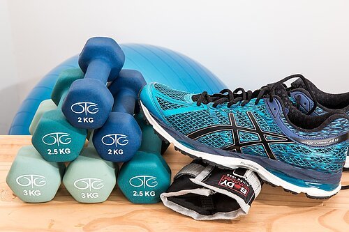 Gewichte und Turnschuhe