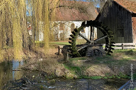 Ursprung der Schambach bei Schamhaupten, Wasserrad vor der Kirche, Trauerweide an der Schambach