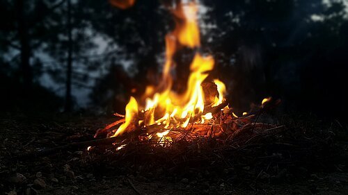 Lagerfeuer im Dunkeln